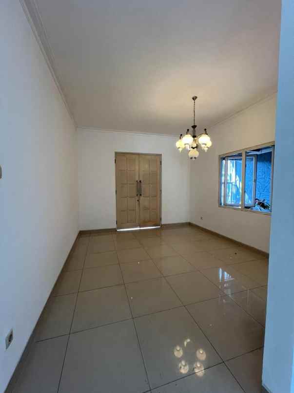 dijual rumah jalan raya kota wisata