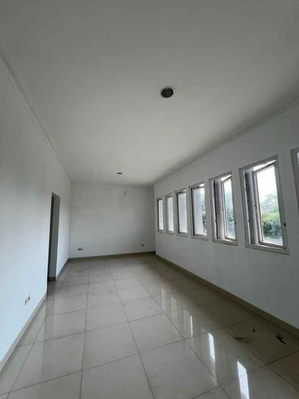 dijual rumah jalan raya kota wisata