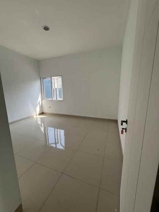 dijual rumah jalan raya kota wisata