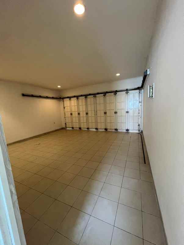dijual rumah jalan raya kota wisata