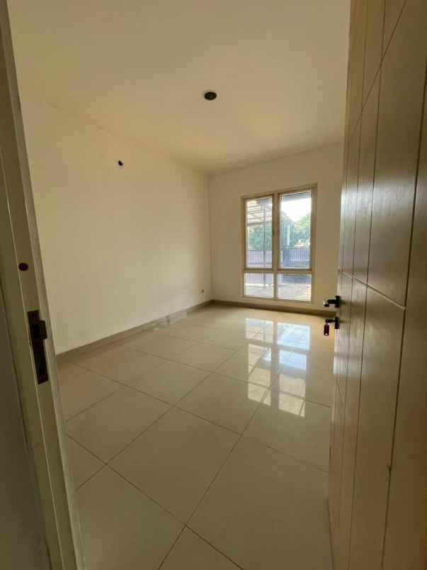 dijual rumah jalan raya kota wisata