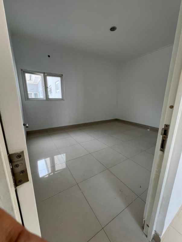 dijual rumah jalan raya kota wisata