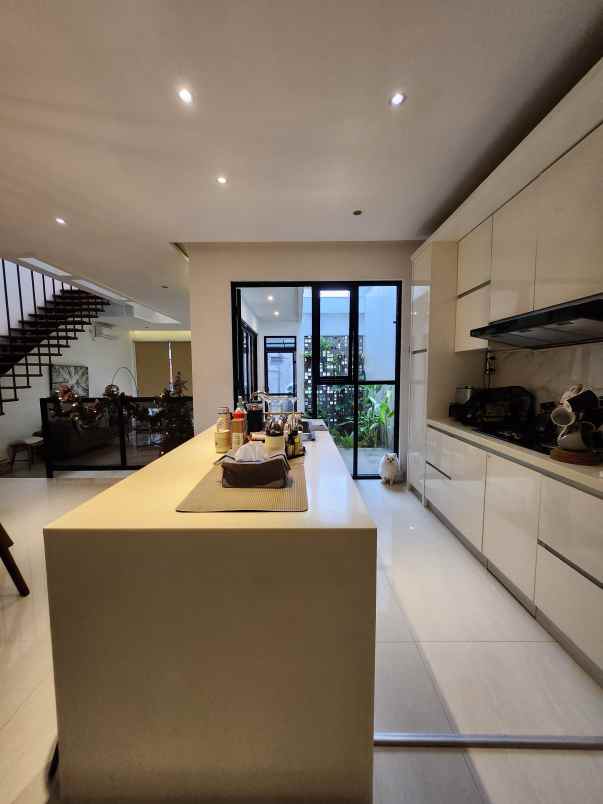 dijual rumah jalan raya rc veteran bintaro