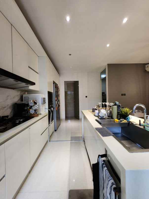 dijual rumah jalan raya rc veteran bintaro