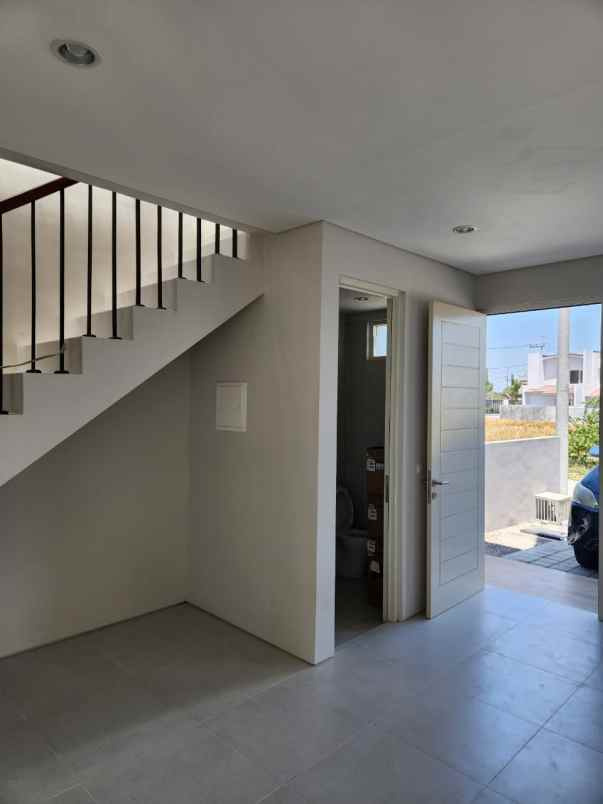 dijual rumah jalan wiyung praja