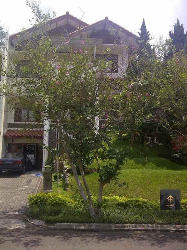 dijual rumah jl dago resort