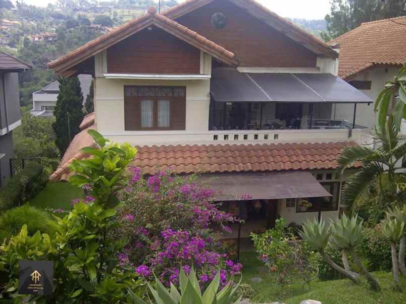 dijual rumah jl dago resort