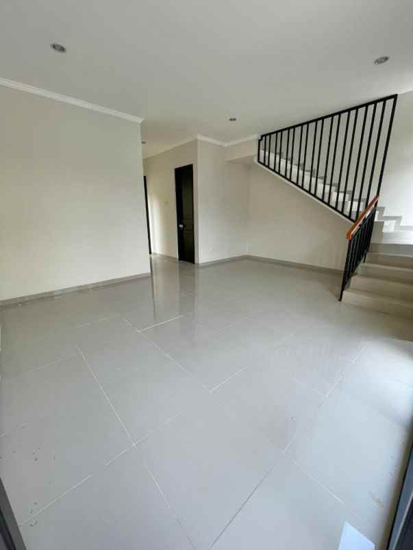 dijual rumah jl parakan pondok benda