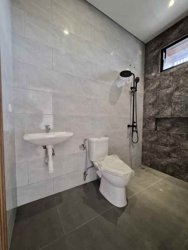 dijual rumah jl raya komplek rawamangun