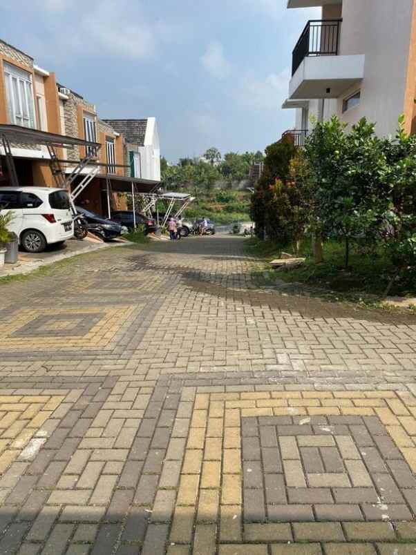 dijual rumah jl sariwangi bandung barat
