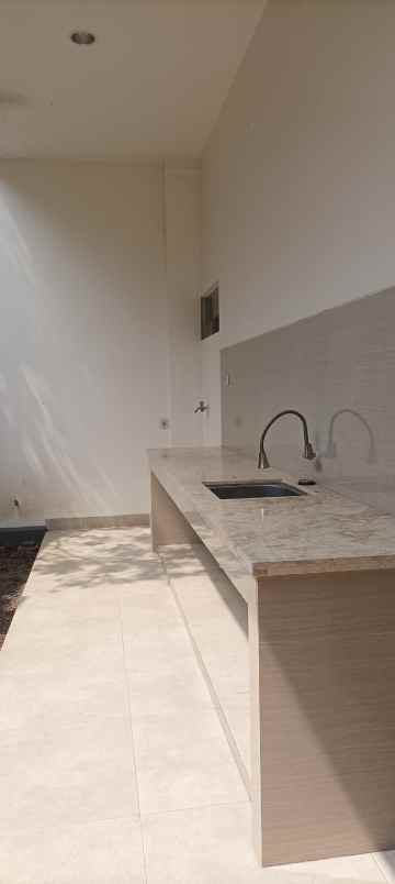 dijual rumah jl setraduta