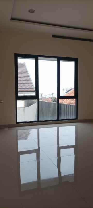 dijual rumah jl setraduta