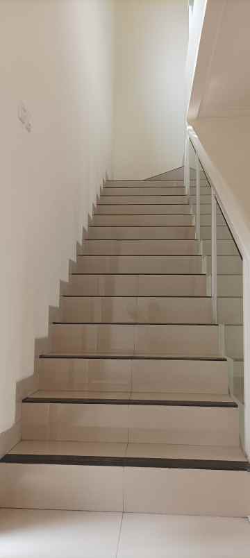 dijual rumah jl setraduta