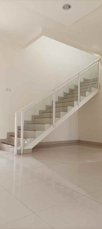 dijual rumah jl setraduta