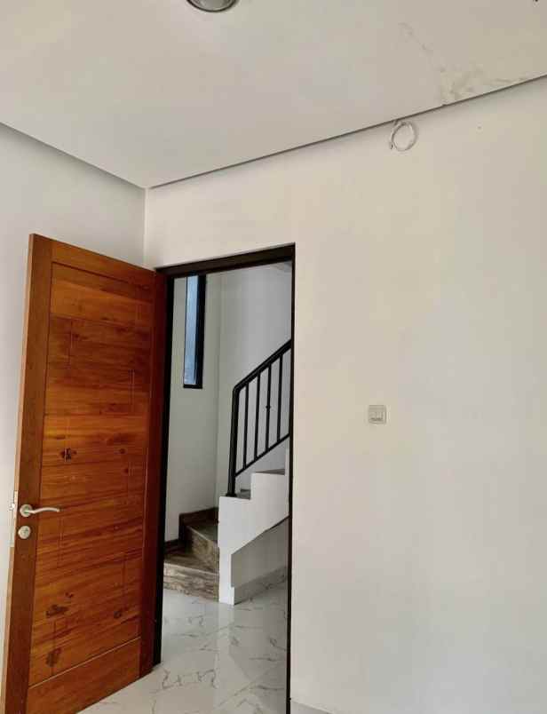 dijual rumah jln margonda raya depok