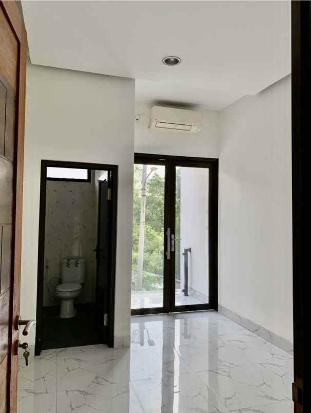 dijual rumah jln margonda raya depok