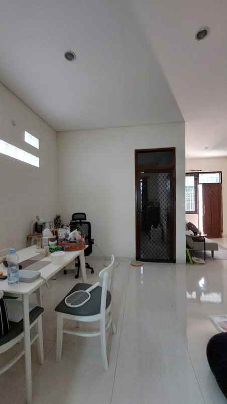dijual rumah karang asem