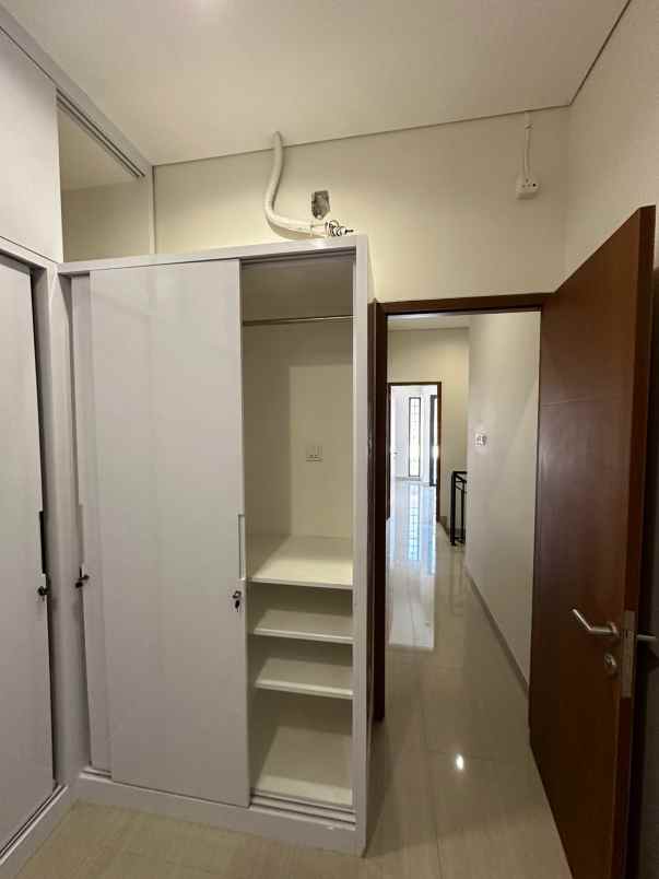 dijual rumah kelapa lilin kelapa gading