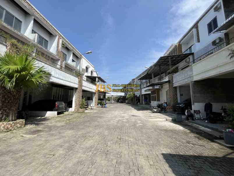 dijual rumah komplek lacoste paradise