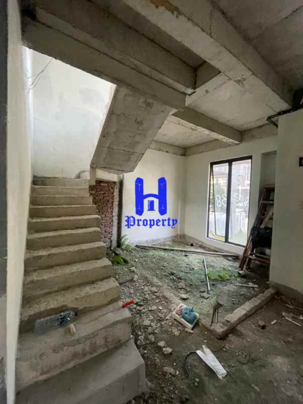 dijual rumah komplek mayfair residence