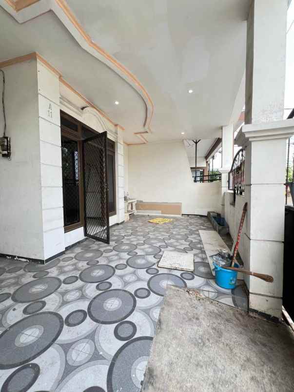 dijual rumah lebak indah regency