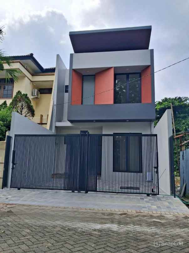 dijual rumah manyar