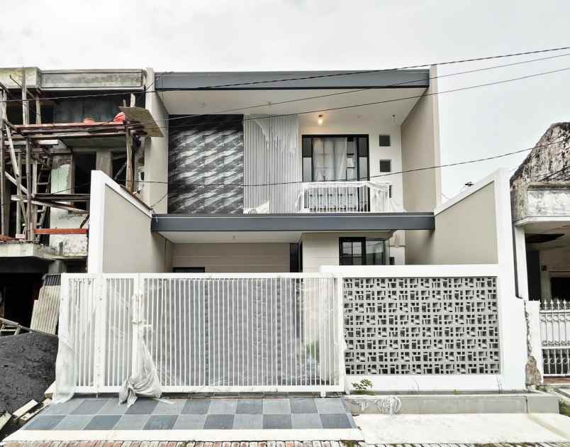 dijual rumah manyar rejo