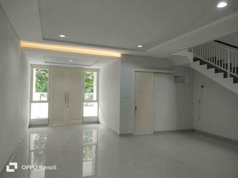 dijual rumah manyar tirtoyoso