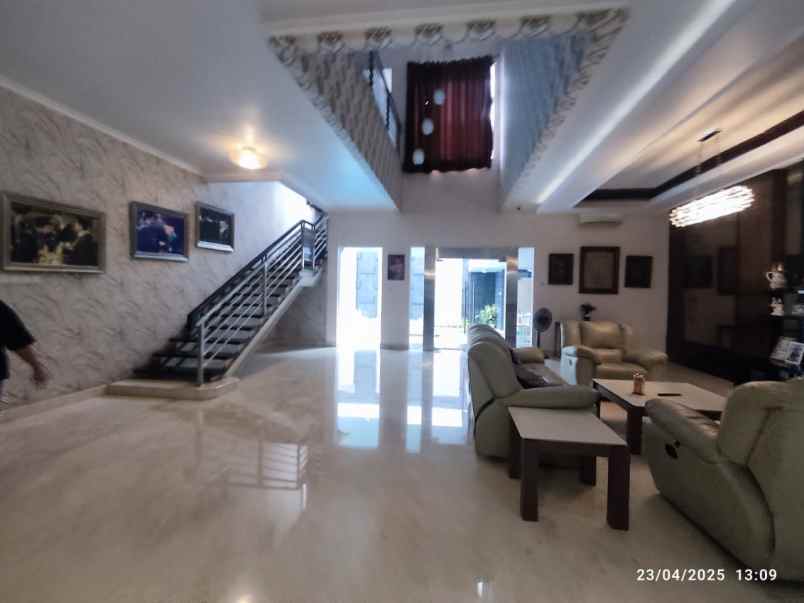 dijual rumah mewah kolam renang kota wisata cibubur