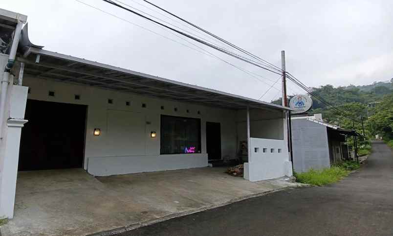 dijual rumah padasuka