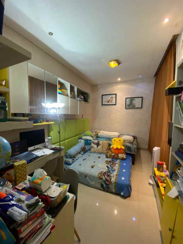 dijual rumah pakuwon city