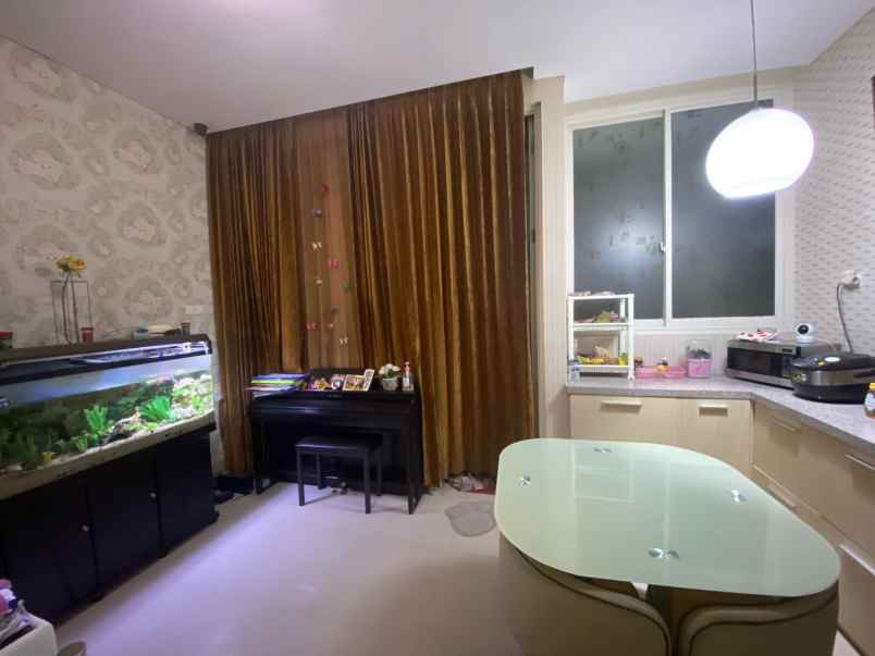 dijual rumah pakuwon city