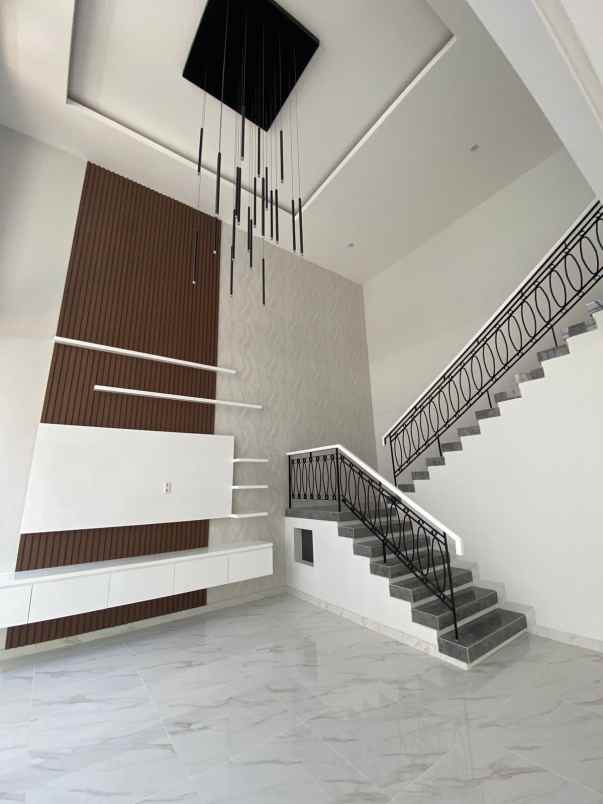 dijual rumah pakuwon city