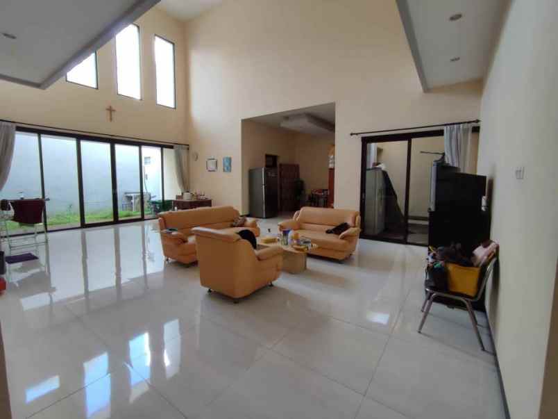 dijual rumah pbi araya
