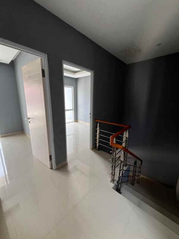 dijual rumah perumahan grand west