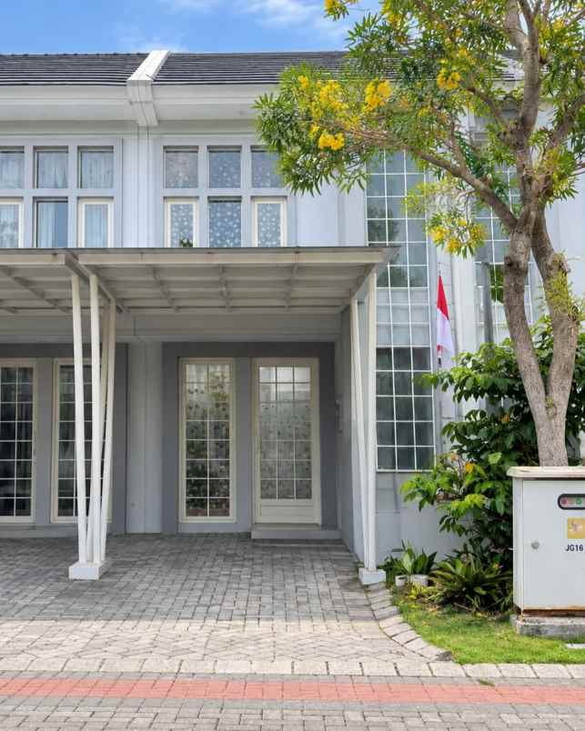 dijual rumah queensland grand pakuwon