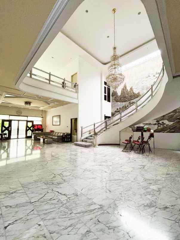 dijual rumah raya dharmahusada indah