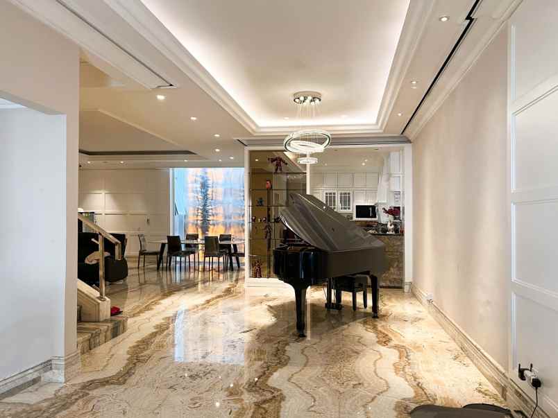 dijual rumah royal gading mansion