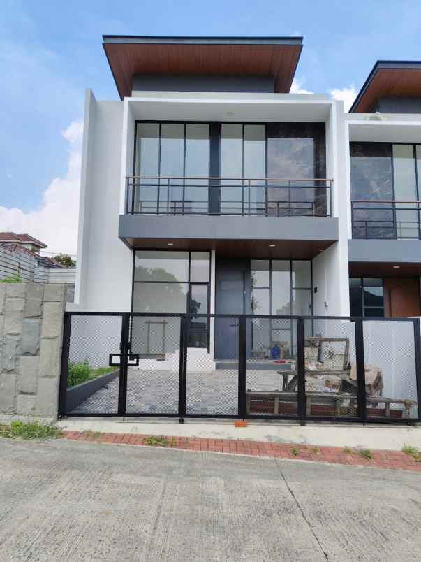 dijual rumah setraduta