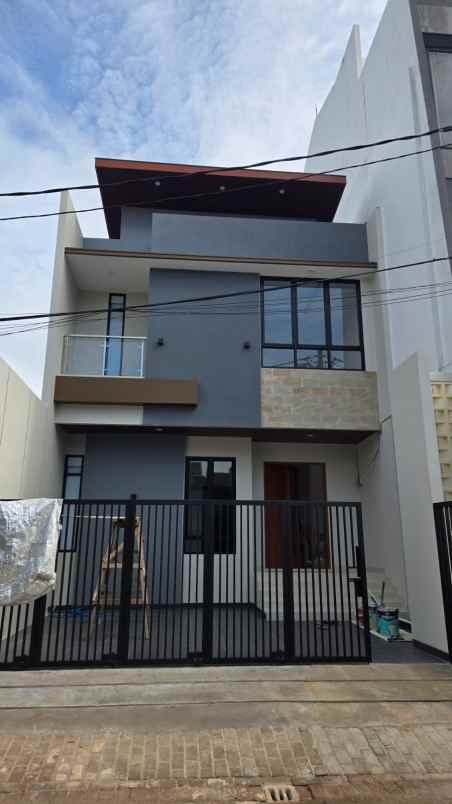 dijual rumah taman villa meruya
