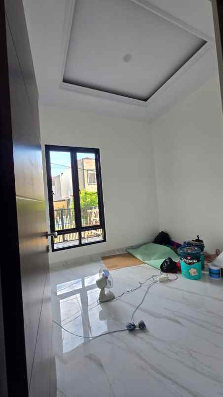 dijual rumah taman villa meruya