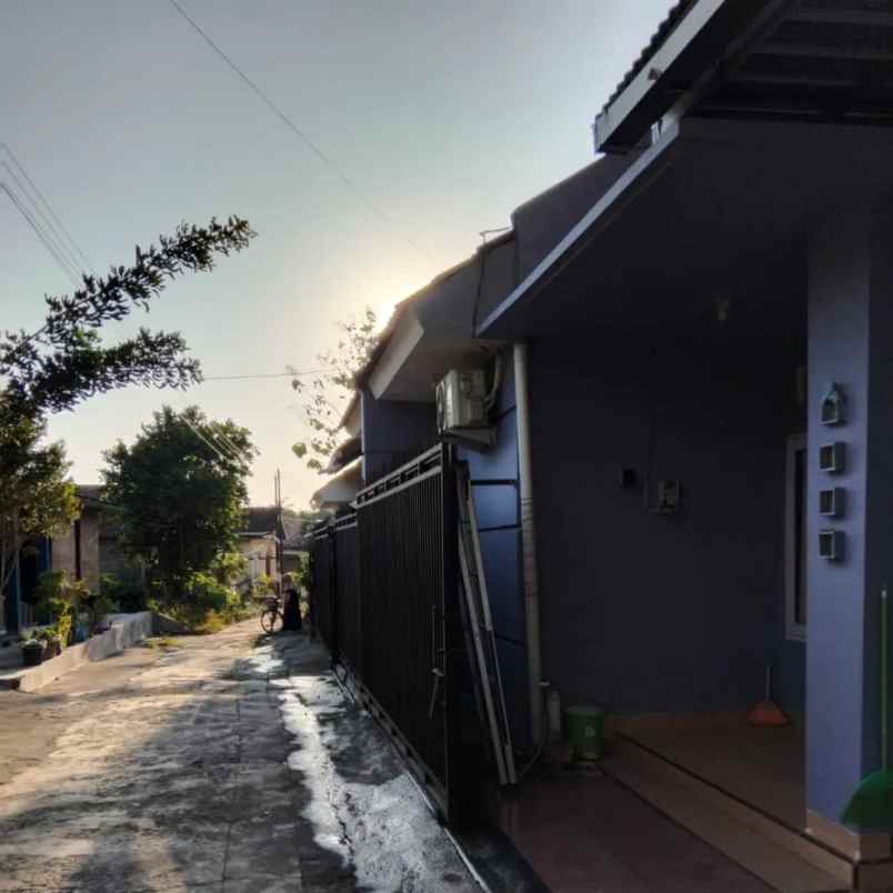 dijual rumah utara pasar pleret