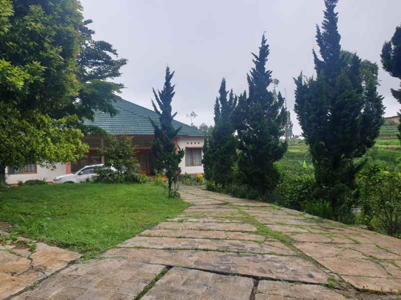 dijual villa desa panunndaan