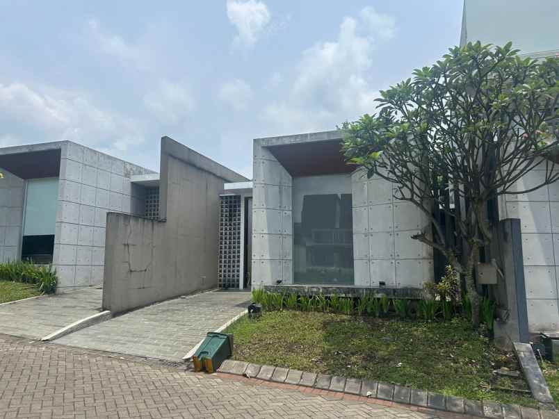 dijual villa full furnish lokasi kota batu