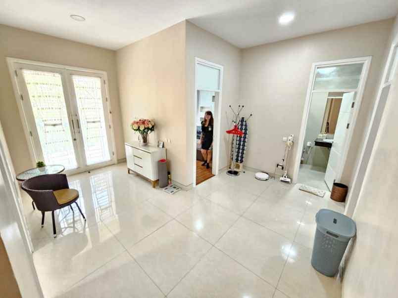 dijual villa jalan boulevard barat raya