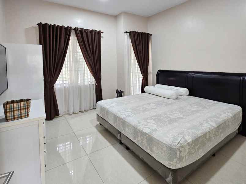 dijual villa jalan boulevard barat raya