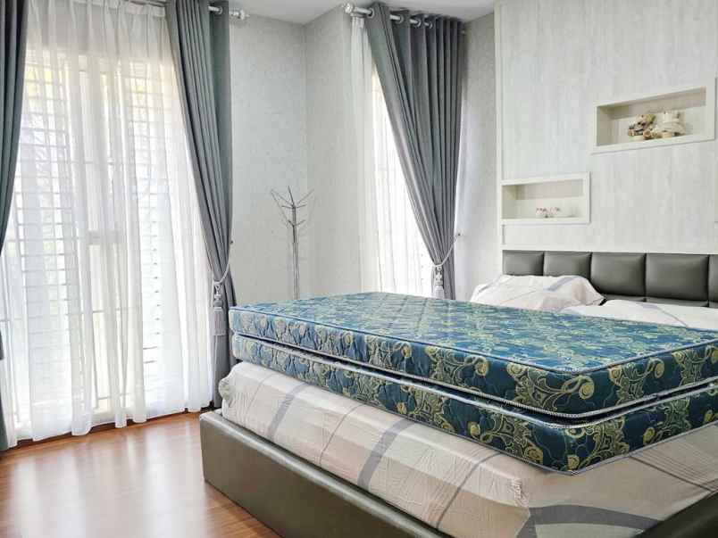 dijual villa jalan boulevard barat raya