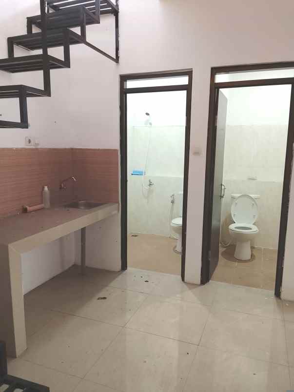 disewakan rumah jl cihanjuang mainroad