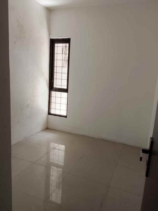 disewakan rumah jl cihanjuang mainroad