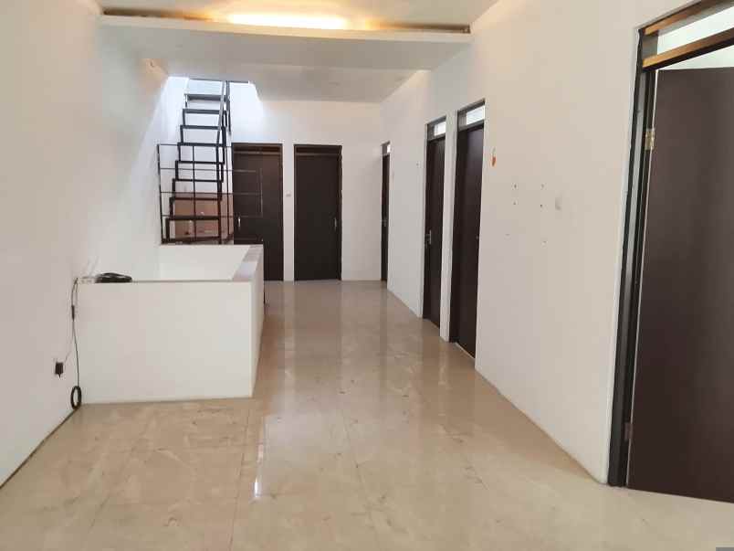 disewakan rumah jl cihanjuang mainroad